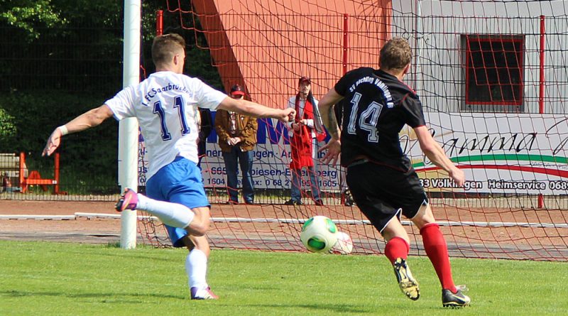 SV Röchling Völklingen gegen den 1. FC Saarbrücken (Foto einer Begegbung SVR-FCS 2: Hell)