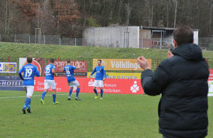 Dirk Lottner schaut "seinen Jungs" klatschend beim Jubeln zu.....