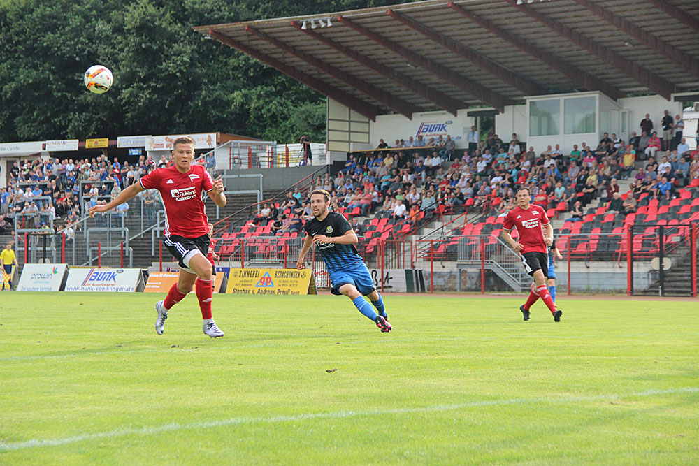 Der SV Röchling Völklingen konnte beim 1:4 gegen den 1. FCS gut mithalten, auch Wollbold (links) durfte gegen den Regionalligisten ran (Foto: Hell)