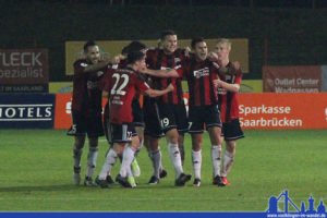 Die Spieler des SV Röchling Völklingen bejubeln das 2:2 (Fotos: Hell)