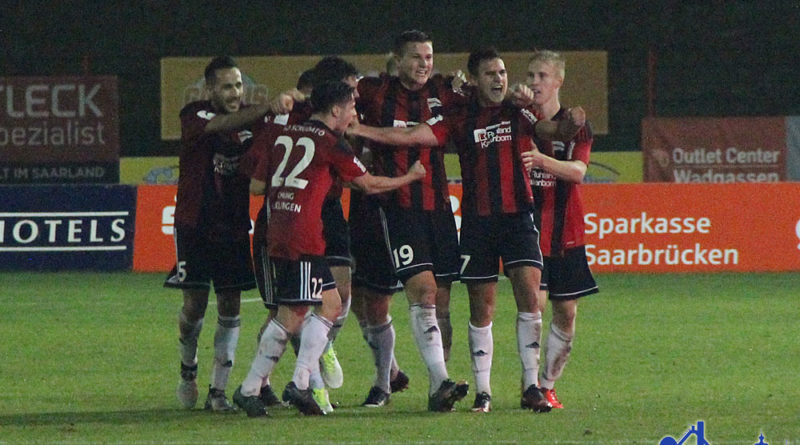 Die Spieler des SV Röchling Völklingen bejubeln das 2:2 (Fotos: Hell)