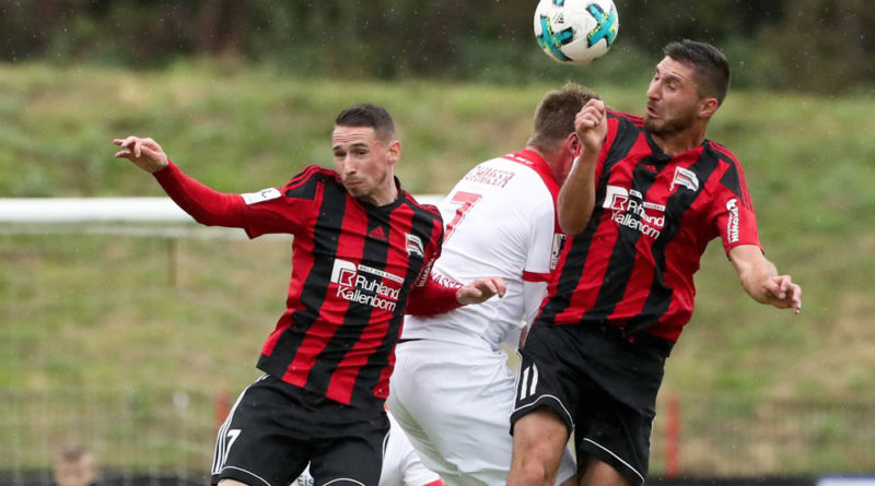 Jan Issa und Metin Caner nehmen einen Gegenspieler in die Zange (Foto: Schlichter)