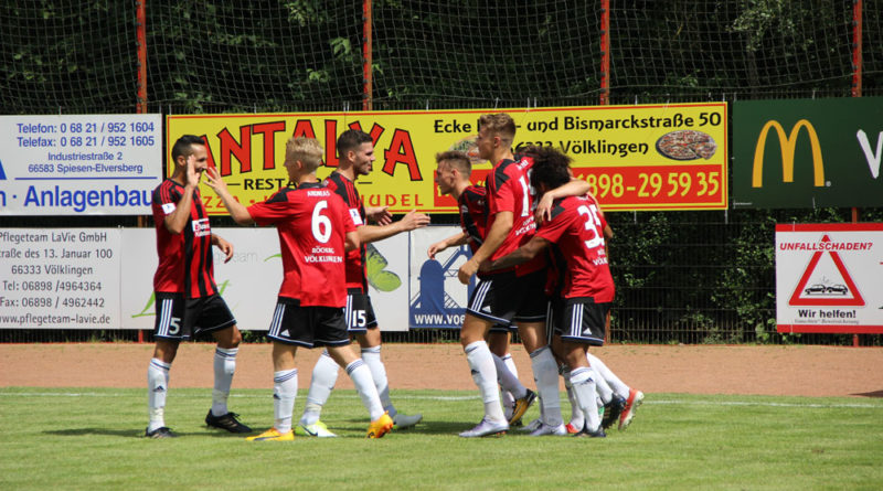 Jubel beim SV Röchling über das 3:1 (Foto: Hell)