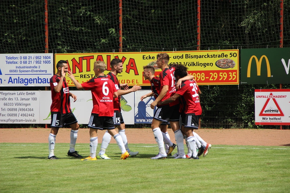 Jubel beim SV Röchling über das 3:1 (Foto: Hell)