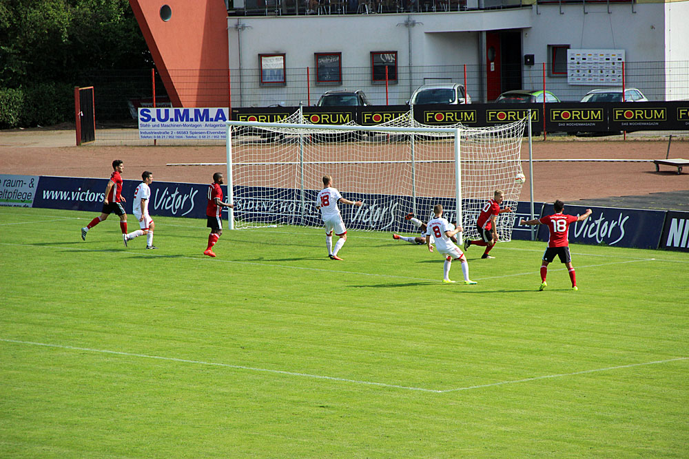  Der eingewechselte Marvin Wollbold versenkte eine Flanke auf den langen Pfosten per Kopf zum 2:1 (Foto: Hell)