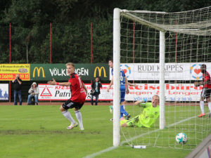 Der Ball ist im Netz, doch Marvin Wollbolds Blick verrät es schon: Der Linienrichter sah Abseits, der Treffer zählt nicht (Foto: Hell)
