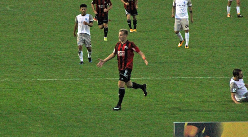 Wollbold bejubelt seinen ersten Regionalligatreffer (Foto: Hell)