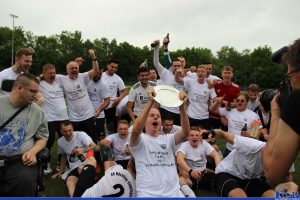 Meister der Kreisliga A Mitte - das müssen die Spieler des SV Röchling Völklingen 2 gebührend feiern! (Foto: Hell)