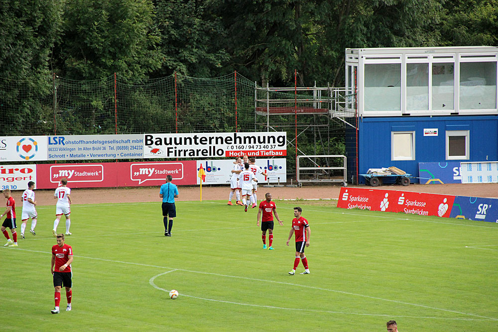 Zunächst jubeln die Gäste: Yannick Krist köpft die TSG Pfeddersheim zur 1-0 in Führung (Foto: Hell)