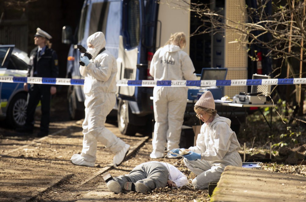 ARD/SR TATORT: DAS FLEISSIGE LIESCHEN, am Montag (13.04.20) um 20:15 Uhr im ERSTEN. Am Tatort: im Vordergrund Anna Böttcher alias Rechtsmedizinerin Dr. Henny Wenzel - Bild: SR/Manuela Meyer