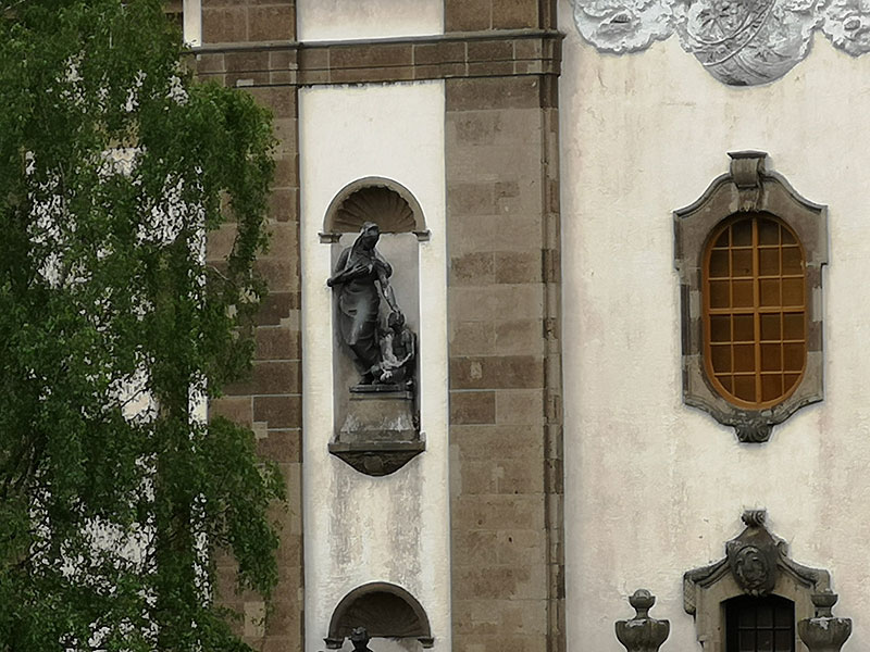 Mit ihrem Kot verunreinigen Tauben oftmals auch Fassaden und andere Gebäudeteile wie hier die Zierelemente an der Fassade der Versöhnungskirche. (Foto: Hell)