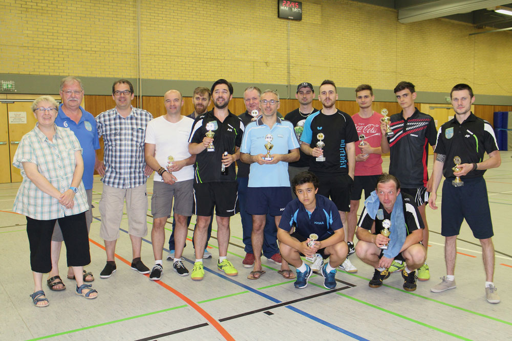 Foto: Die Sieger mit den Vereinsvorsitzenden (v.l.) Christine Labach (PPC L‘Hôpital), Hermann Haas (TTC Berus) und Erik Roskothen (TTC Lauterbach). Es fehlt Sebastien Barbera (Creutzwald TT) (Foto: Michael Samsel/TTC Lauterbach)