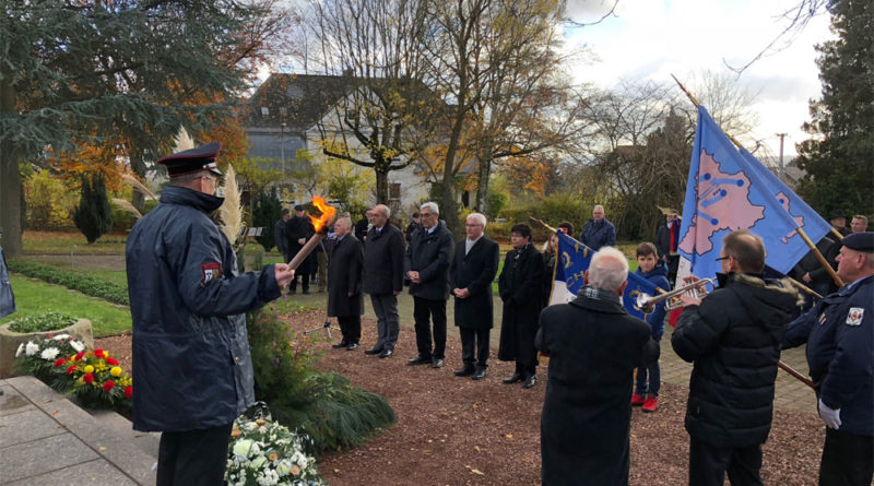 Im Anschluss an die Gedenkfeier legte Oberbürgermeister Klaus Lorig gemeinsam mit Forbachs Bürgermeister Laurent Kalinowski an der Erinnerungsstätte an die Zwangsarbeit auf dem Waldfriedhof einen Kranz nieder. (Foto: Stadt)