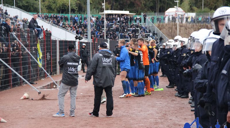 ... um dann doch zwischen Polizei und Fans den Sieg zu feiern...