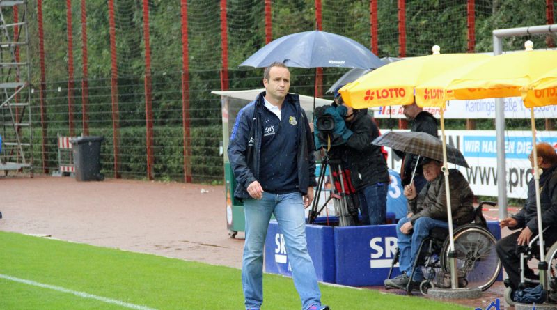 Da Lottner mit der daraus resultierenden Pause nicht einverstanden war und sich beschwerte musste er den Platz früh verlassen (Fotos: Hell)