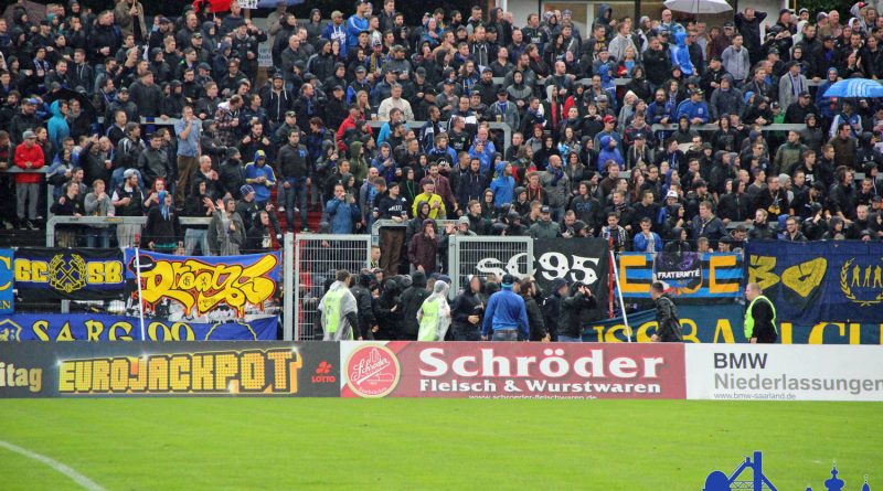 ...auch auf der Saarbrücker Seite kamen Fans aufs Spielfeld.