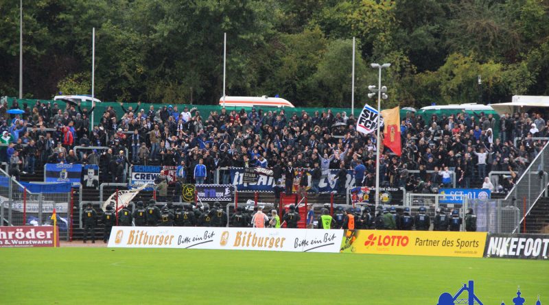 Vor der Tribüne von Trier sammelt sich die Polizei,....