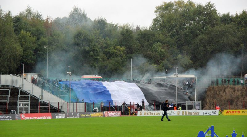 Neben dem Einsatz verbotener Pyrotechnik gab es auch verbotene Platzstürmungen (Foto: Hell)