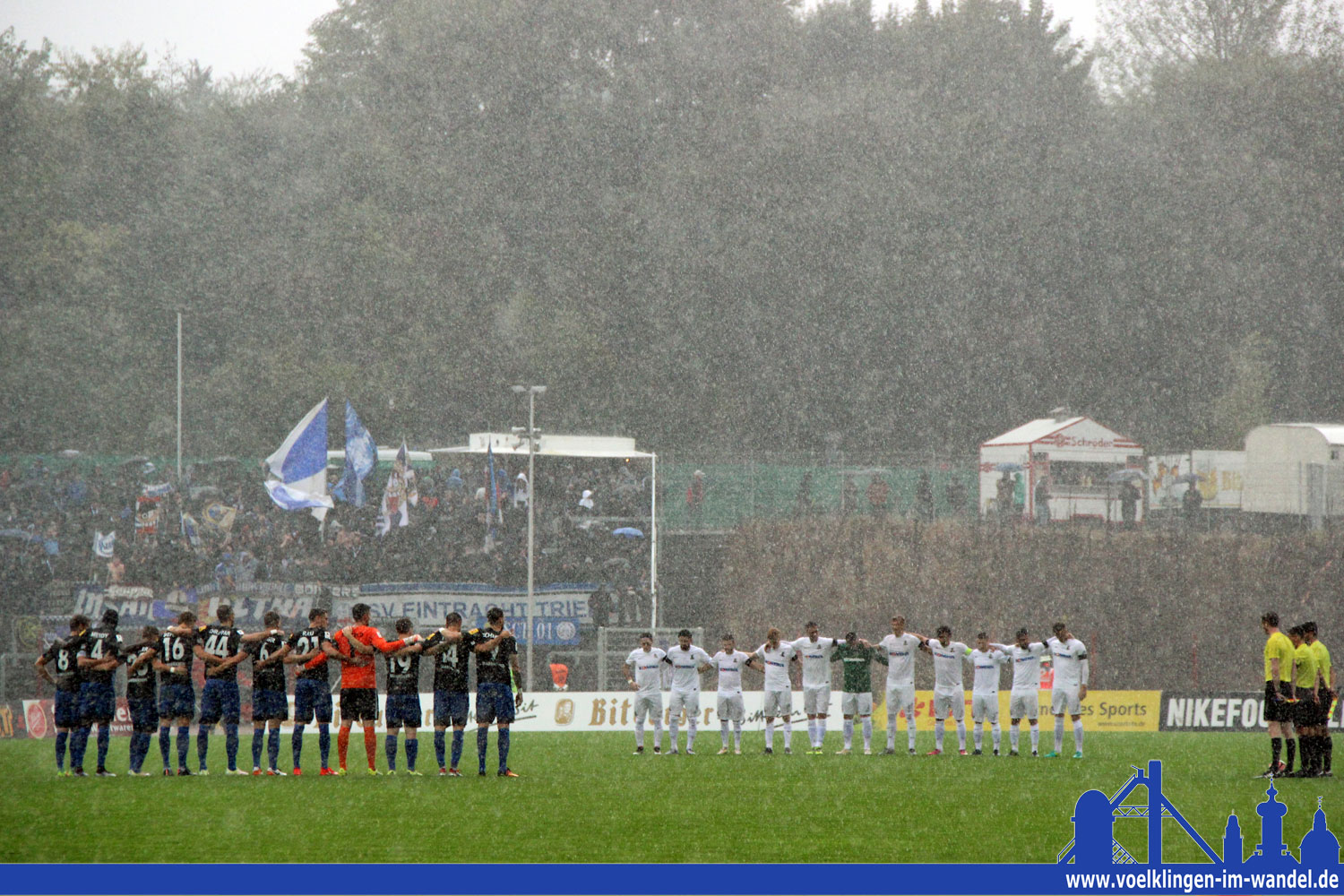 Schweigeminute im Hermann-Neuberger-Stadion bei strömenden Regen: Teams trauern um Herbert Martin (Foto: Hell)