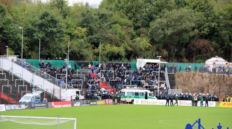 Die Trier Fans mussten warten. (Fotos: Hell)