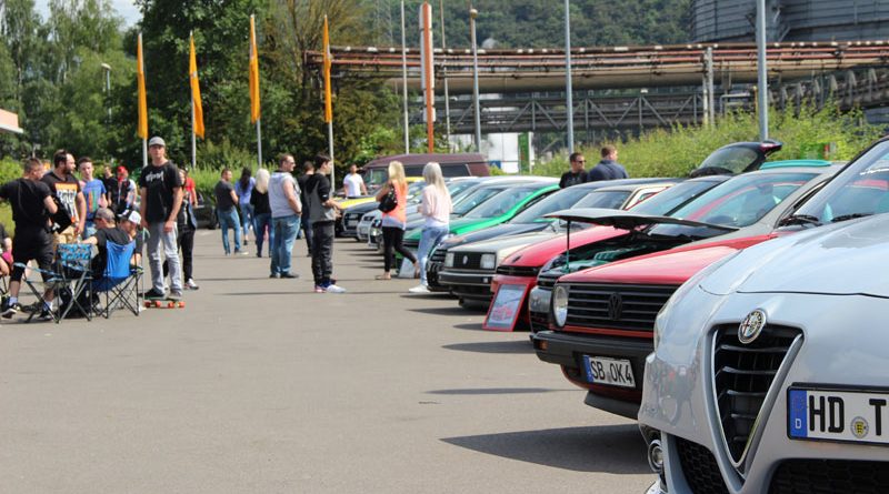 Fahrzeugveredelung verbindet Menschen: Tuningtreffen beschäftigen die Szene den ganzen Sommer. Wer sich an gewisse Regeln hält muss die Polizei nicht fürchten. (Foto: Hell)