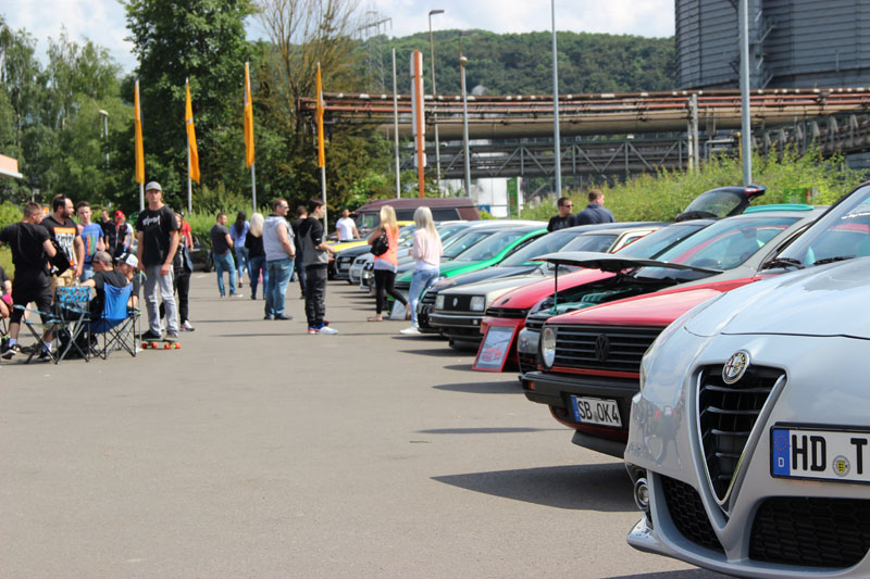 Fahrzeugveredelung verbindet Menschen: Tuningtreffen beschäftigen die Szene den ganzen Sommer. Wer sich an gewisse Regeln hält muss die Polizei nicht fürchten. (Foto: Hell)