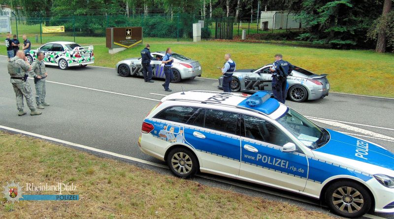 Ein häufiges Bild an Sommerwochenenden: Die Polizei kontrolliert getunte Fahrzeuge (Foto: Polizei RLP)