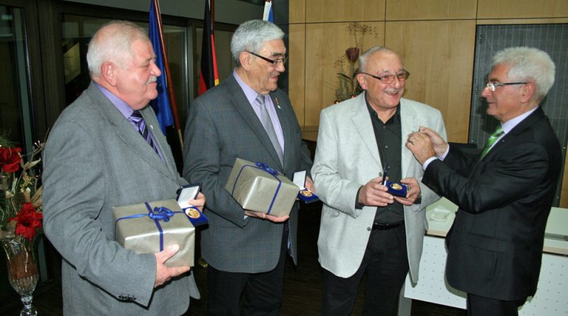 Oberbürgermeister Klaus Lorig hat im Großen Saal des Neuen Rathauses die Bürgermedaille der Stadt Völklingen an Adalbert Weis, Peter Heer und Horst Reinsdorf verliehen (Foto: Stadt VKL)