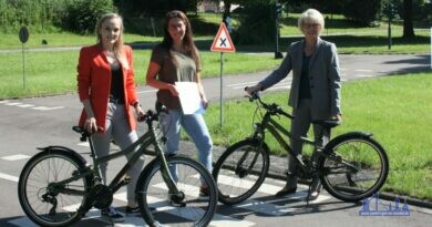 Stadt Völklingen spendet Fahrräder an Jugendverkehrsschule Völklingen Verkehrsplanerin Anna Lena Altmeier (links) und Oberbürgermeisterin Christiane Blatt übergeben der Jugendverkehrsschule, vertreten durch Jennifer Dedisch (Mitte), die neuen Fährräder. (Quelle: Stadt Völklingen, S. Feß)