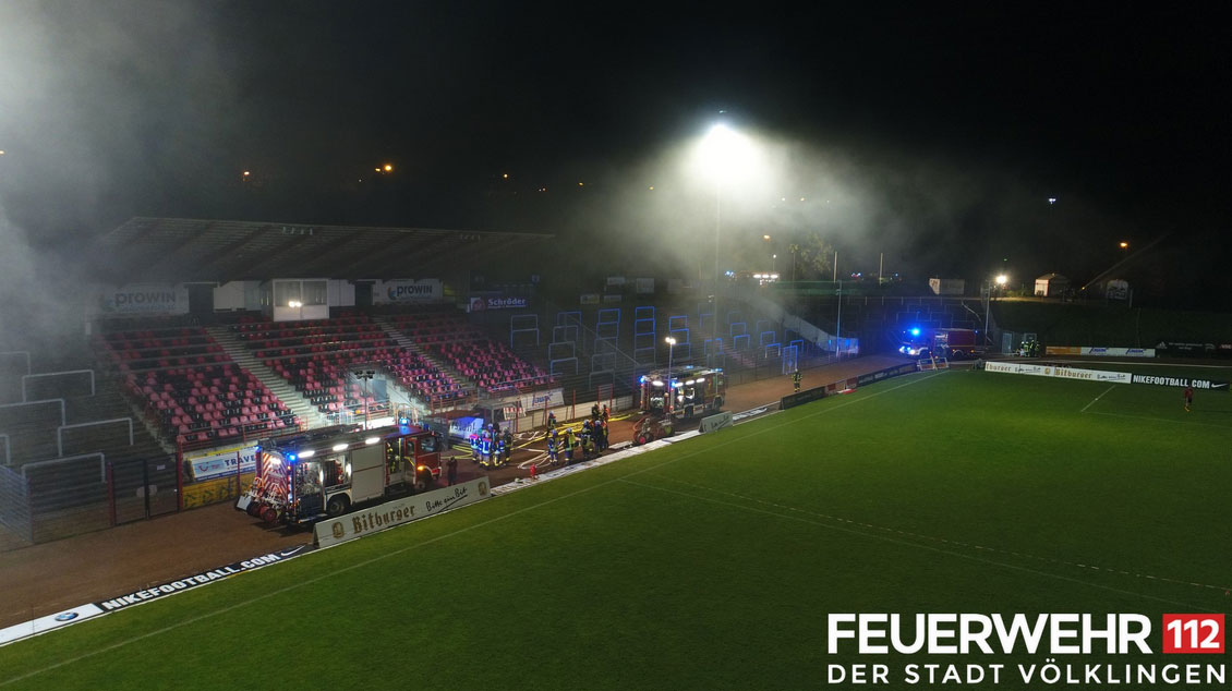 Rauch im Hermann-Neuberger-Stadion, zwei Personen vermisst: Der Löschbezirk Völklingen und die FFw. Püttlingen proben im Hermann-Neuberger-Stadion den Ernstfall (Foto: Feuerwehr Völklingen)