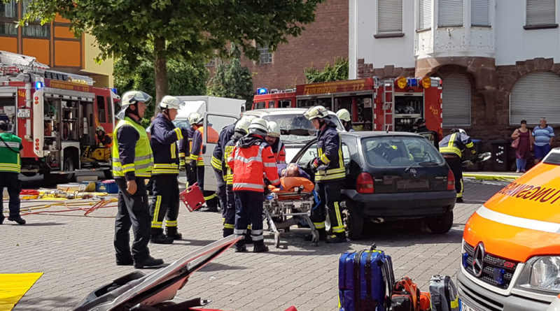 Unfallübung der Feuerwehr Völklingen (Foto: Hell)