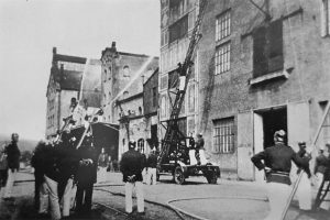 1933: Übung in Geislautern, vermutlich sieht man auf diesem Foto die 1929 angeschaffte Drehleiter aus Völklingen