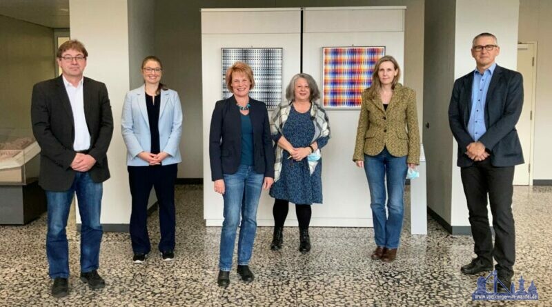 Bereit für die Zukunft (v.l.n.r.): Dr. Martin Alt, Jenny Ungericht, Oberbürgermeisterin Christiane Blatt, Susanne Thull (stv. Fachbereichsleiterin Bildung, Kultur und Soziales), Claudia Schuh (stv. Fachbereichsleiterin Bildung, Kultur, Soziales) sowie Christof Theis. (Bild. Stadt Völklingen, S. Feß)
