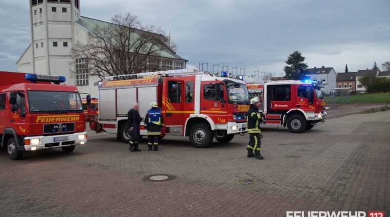 Die Feuerwehr Völklingen wurde zu einer Rauchentwicklung aus einem Fenster alarmiert. Ein Trupp unter schwerem Atemschutz begab sich umgehend in die betroffene Wohnung in dem Mehrfamilienhaus, wo angebranntes Essen als Ursache festgestellt und aus der Wohnung entfernt werden konnte. Anschließend wurde die Wohnung belüftet und die Einsatzstelle an die Polizei übergeben. Foto: FFW VKL