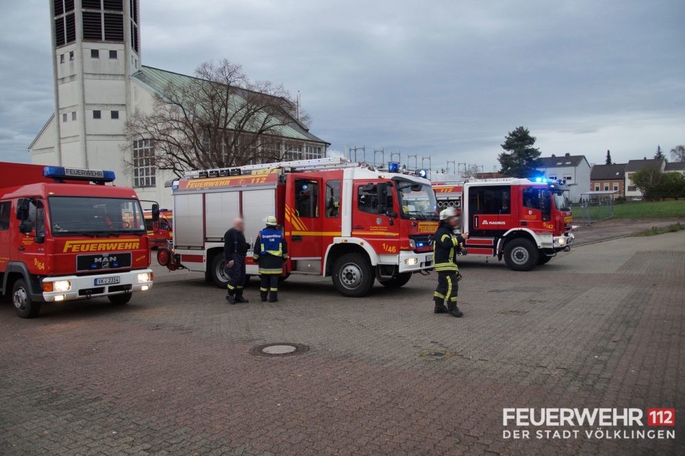 Die Feuerwehr Völklingen wurde zu einer Rauchentwicklung aus einem Fenster alarmiert. Ein Trupp unter schwerem Atemschutz begab sich umgehend in die betroffene Wohnung in dem Mehrfamilienhaus, wo angebranntes Essen als Ursache festgestellt und aus der Wohnung entfernt werden konnte. Anschließend wurde die Wohnung belüftet und die Einsatzstelle an die Polizei übergeben. Foto: FFW VKL