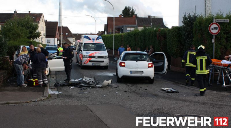 Die Einsatzkräfte schalteten die Fahrzeuge stromlos und nahmen die ausgelaufenen Betriebsmittel auf. Anschließend wurde die Einsatzstelle an die Polizei übergeben. (Foto: Freiwillige Feuerwehr Völklingen)