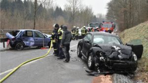 Einsatzkräfte der Feuerwehr bargen die eingeklemmten Unfallopfer aus den Wracks. Ein Retter trug das kleine Mädchen zum Krankenwagen. Sie hatte zum Glück ordnungsgemäß mit Kindersitz und Gurt auf der Rückbank gesessen, wurde nur leicht verletzt.