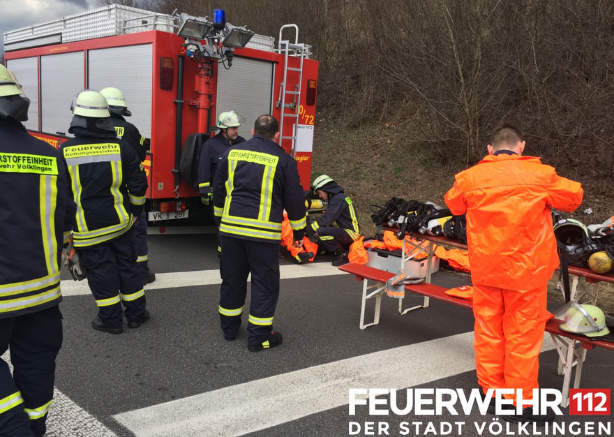 Die Gefahrstoffeinheit der Feuerwehr Völklingen, hier im Einsatz bei einem Gefahrgut-Unfall in Friedrichsthal, kommt immer dann zum Einsatz, wenn gefährliche Stoffe und Güter involviert sind. Sie verfügt über einen Gerätewagen Gefahrgut 2 (GW-G 2), welcher im Löschbezirk Ludweiler stationiert ist. In das Konzept der Gefahrstoffeinheit sind auch andere Fahrzeuge aus den verschiedenen Löschbezirken der Feuerwehr Völklingen eingebunden, die im Einsatzfall die Wehrleute zur Einsatzstelle bringen. (Foto: FFW Völklingen)