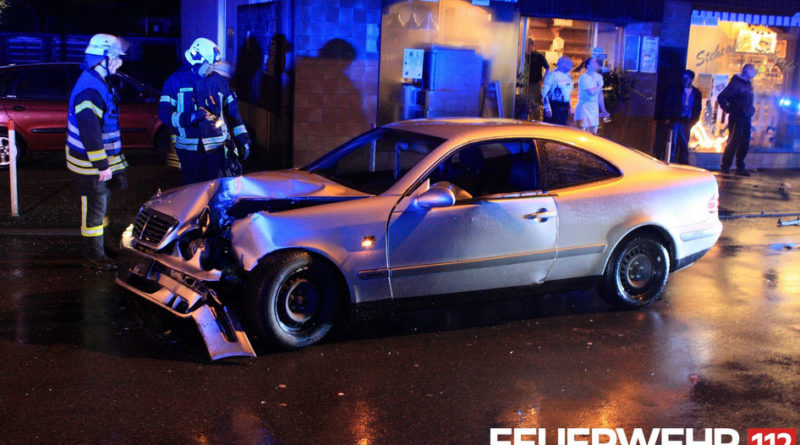 Verkehrsunfall In der Schaffhauser Straße kam ein Fahrzeug von der Straß ab und prallte gegen mehrere Poller und eine Verkehrszeichenanlage. Bei Ankunft der Einsatzkräfte wurde der Fahrer bereits in einem Rettungswagen versorgt. Die Einsatzkräfte sicherten die Einsatzstelle ab, schalteten den PKW stromlos und stellten den Brandschutz sicher. Des weiteren wurden ausgetretene Betriebsmittel abgestreut. Anschließend wurde die Einsatzstelle an die Polizei übergeben. (Foto/Bildunterschrift: Feuerwehr Völklingen)