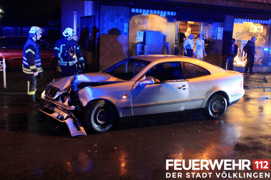 Verkehrsunfall In der Schaffhauser Straße kam ein Fahrzeug von der Straß ab und prallte gegen mehrere Poller und eine Verkehrszeichenanlage. Bei Ankunft der Einsatzkräfte wurde der Fahrer bereits in einem Rettungswagen versorgt. Die Einsatzkräfte sicherten die Einsatzstelle ab, schalteten den PKW stromlos und stellten den Brandschutz sicher. Des weiteren wurden ausgetretene Betriebsmittel abgestreut. Anschließend wurde die Einsatzstelle an die Polizei übergeben. (Foto/Bildunterschrift: Feuerwehr Völklingen)