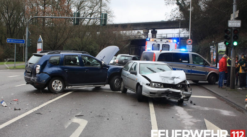 Im Kreuzungsbereich von Ludweilerstraße und Hallerstraße kam es zu einem Verkehrsunfall zwischen 3 PKW. Bei Eintreffen der Feuerwehr wurden die verletzten Personen bereits durch den Rettungsdienst versorgt. Die Einsatzkräfte stellten den Brandschutz sicher, schalteten die Fahrzeuge stromlos und nahmen ausgelaufene Betriebsstoffe auf. Anschliessend wurde die Einsatzstelle an die Polizei übergeben.(Bildunterschrift/Foto: Feuerwehr Völklingen)