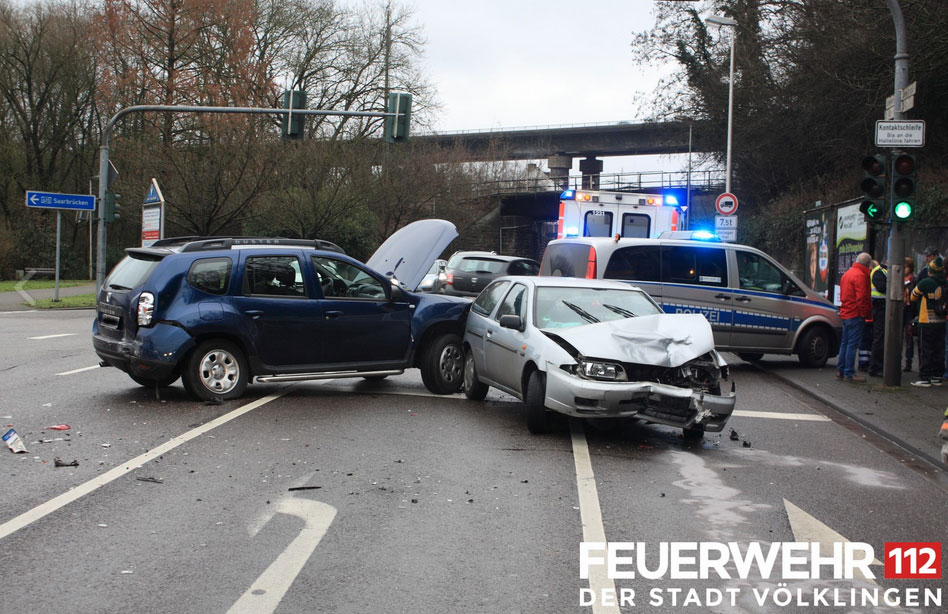 Im Kreuzungsbereich von Ludweilerstraße und Hallerstraße kam es zu einem Verkehrsunfall zwischen 3 PKW. Bei Eintreffen der Feuerwehr wurden die verletzten Personen bereits durch den Rettungsdienst versorgt. Die Einsatzkräfte stellten den Brandschutz sicher, schalteten die Fahrzeuge stromlos und nahmen ausgelaufene Betriebsstoffe auf. Anschliessend wurde die Einsatzstelle an die Polizei übergeben.(Bildunterschrift/Foto: Feuerwehr Völklingen)