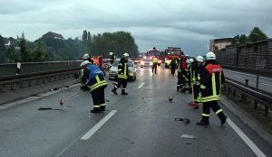 Nach dem Unfall hatte die Feuerwehr einiges zu tun (Foto: Feuerwehr Völklingen)