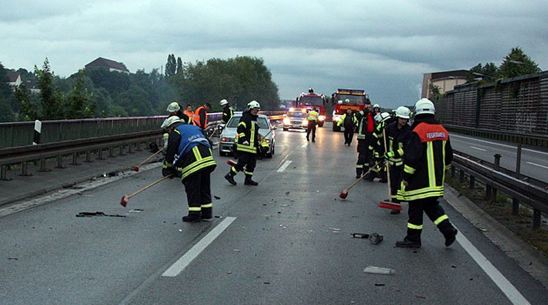 Nach dem Unfall hatte die Feuerwehr einiges zu tun (Foto: Feuerwehr Völklingen)