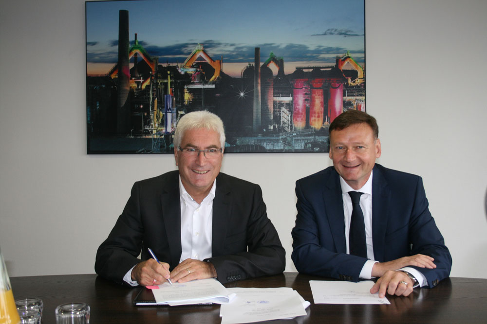 Oberbürgermeister Klaus Lorig und Michael Röther unterschreiben den Kaufvertrag (Foto: Stadt VKL)