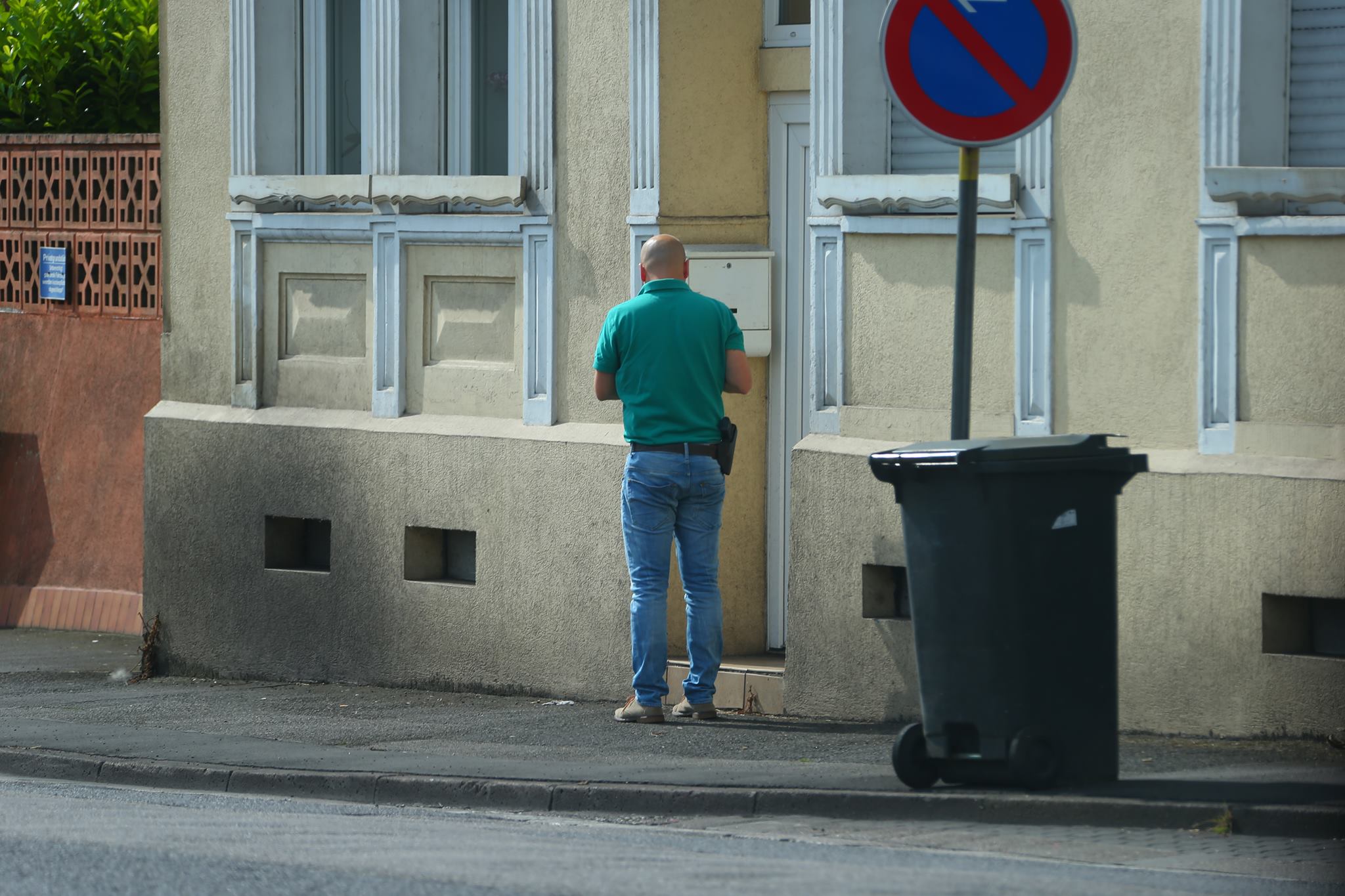 Hier untersucht ein Polizeibeamter das betroffene Haus (Foto: AVENIA)