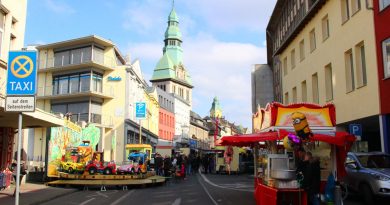 In der Innenstadt wird am Verkaufsoffenen Sonntag einiges geboten (Foto: Hell)
