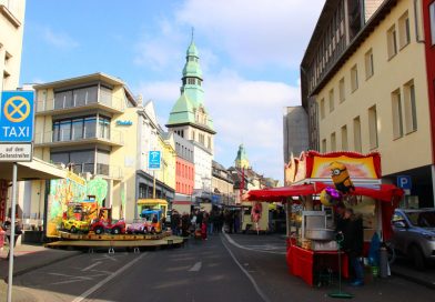 In der Innenstadt wird am Verkaufsoffenen Sonntag einiges geboten (Foto: Hell)
