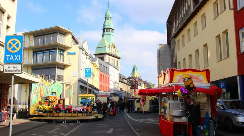 In der Innenstadt wird am Verkaufsoffenen Sonntag einiges geboten (Foto: Hell)