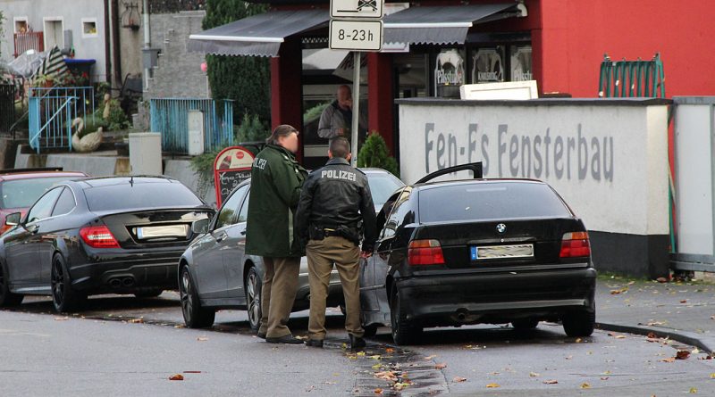 Die Polizei bei einer Verkehrskontrolle (Symbolfoto: Hell)